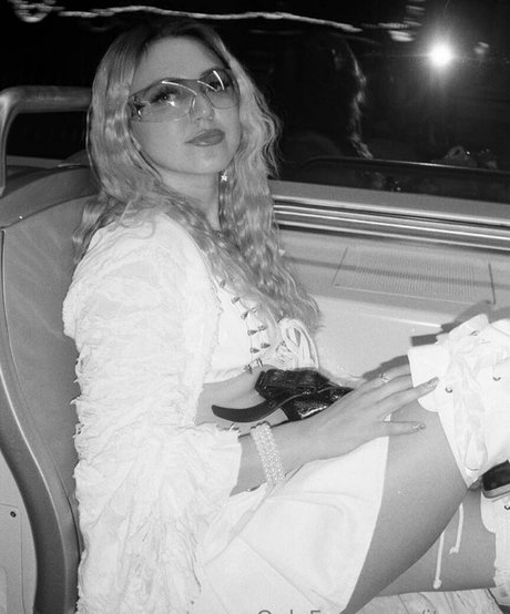 itszaza アートモデル 写真