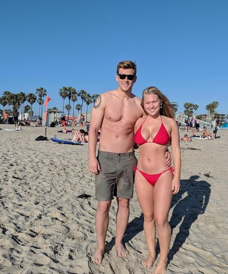 ランジェリーヌードオンリーファンズ ポルノ 画像