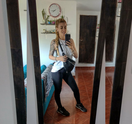 小さいチンポのシーメールオンリーファンズ ホットポルノ 写真