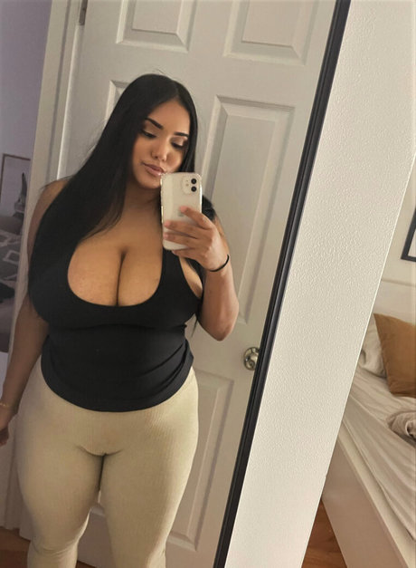 裸のシャワー オンリーファンズ 美しい 画像