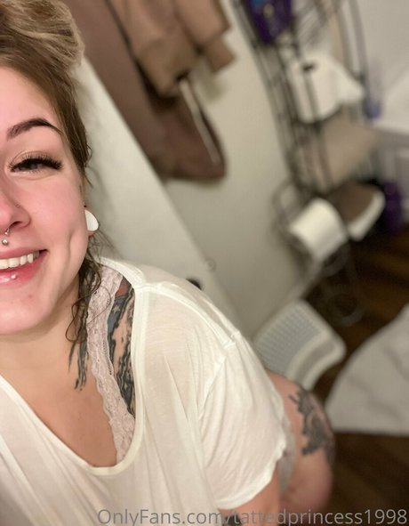 tattedprincess1998 セクシーなスター 写真