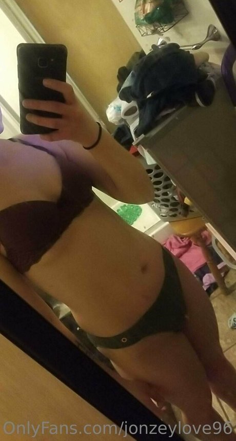 jonzeylove96 セクシーモデル 画像