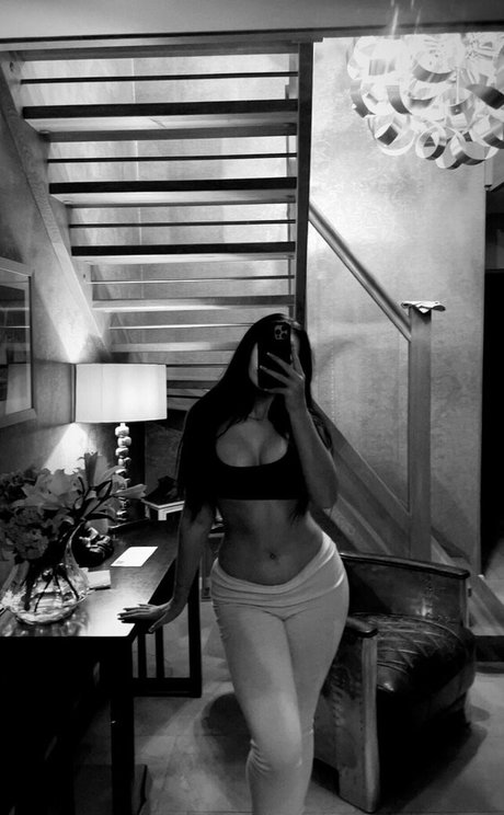 曲線美のクーガーオンリーファンズ セクシーヌード 写真