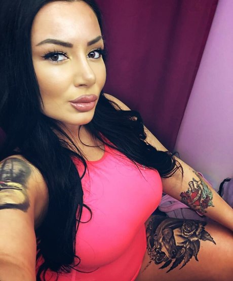 Kristina Karieva エロティックなポルノスター ギャラリー