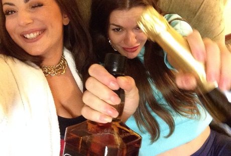 茶色の目のキティオンリーファンズ アダルト 写真