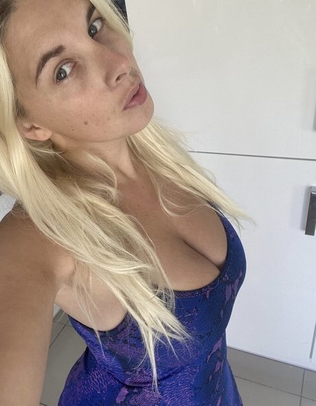 Holly Ann Muldoon 美しいスター 写真