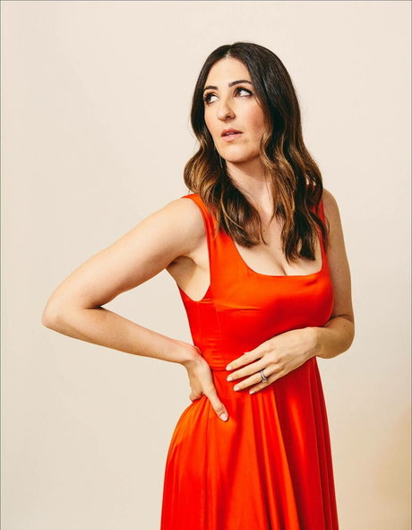 D Arcy Carden ポルノスター 写真