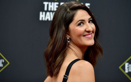 D Arcy Carden エロティックなスター 写真