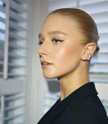 Julia Schlaepfer ポルノスター 裸 写真
