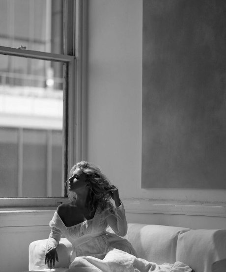 Julia Schlaepfer ポルノスター ヌード 写真