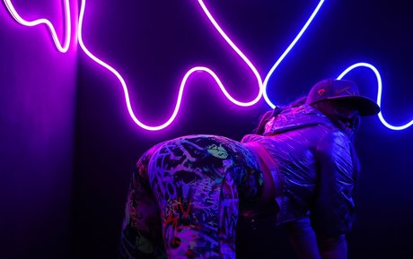 ブルネットのティーンオンリーファンズ ポルノ 画像