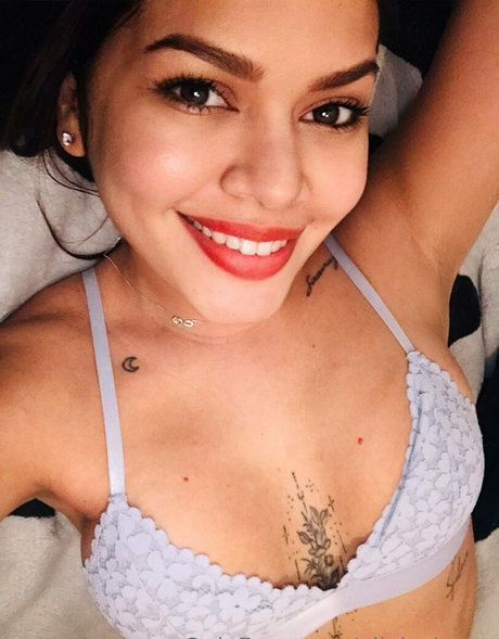 巨乳クーガーオンリーファンズ ホット裸 写真