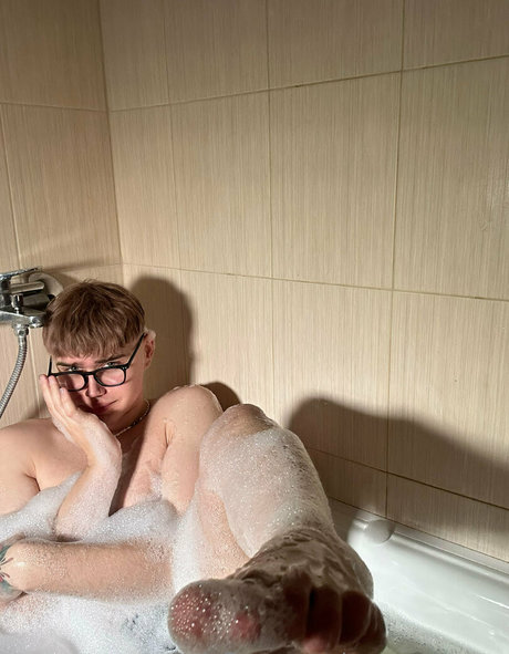 足を舐めるオンリーファンズ アダルト 写真
