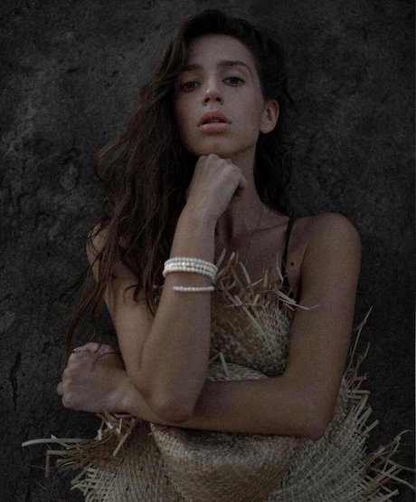 Iulia Girbu スター 裸 写真