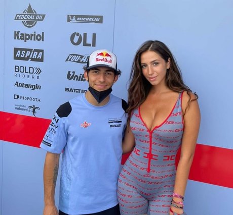 Iulia Girbu ポルノスター アート 写真