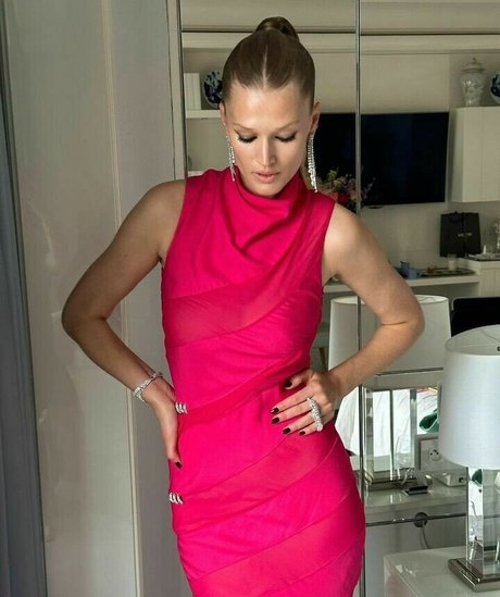 Toni Garrn 裸の女優 写真