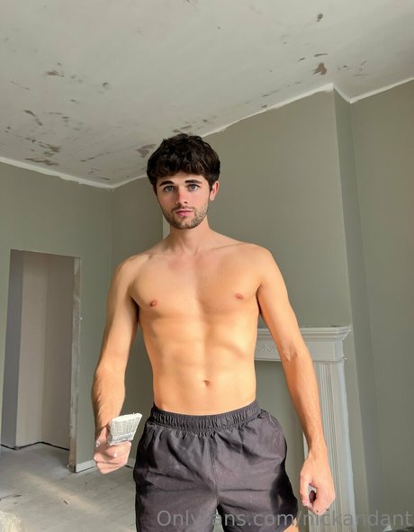 おっぱい自撮りオンリーファンズ 裸 写真