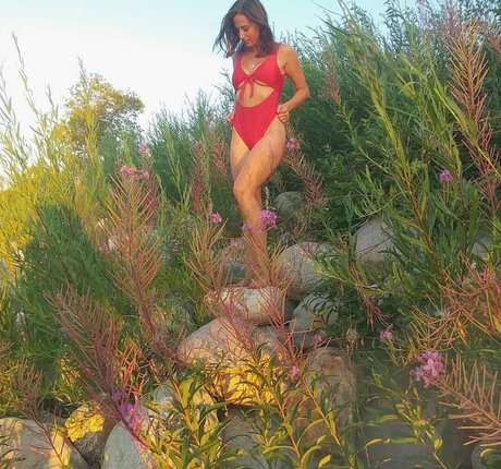 日焼けしたオンリーファンズ 美しい裸 画像