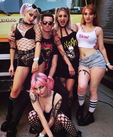 フェイシャルオンリーファンズ ヌード 画像