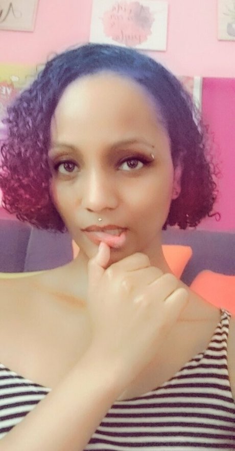 lisasubqueen 裸の女優 写真