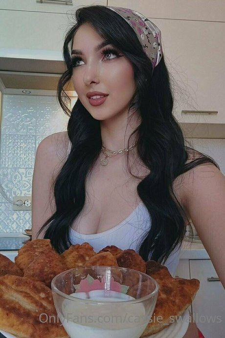 cassie swallows エロティック女優 写真