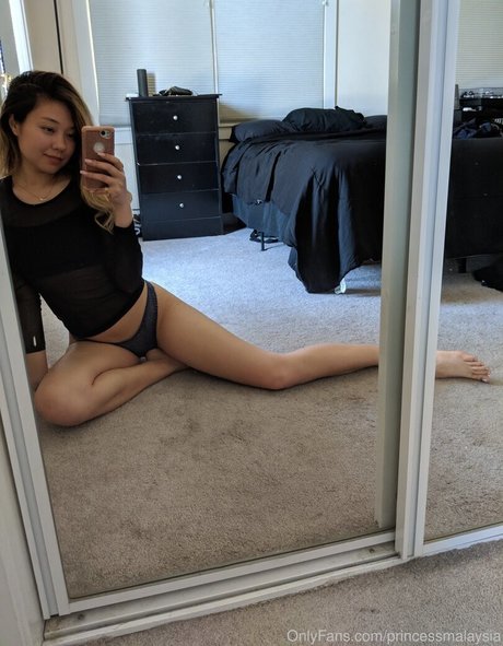 ヌード自撮りオンリーファンズ ホットセックス 写真