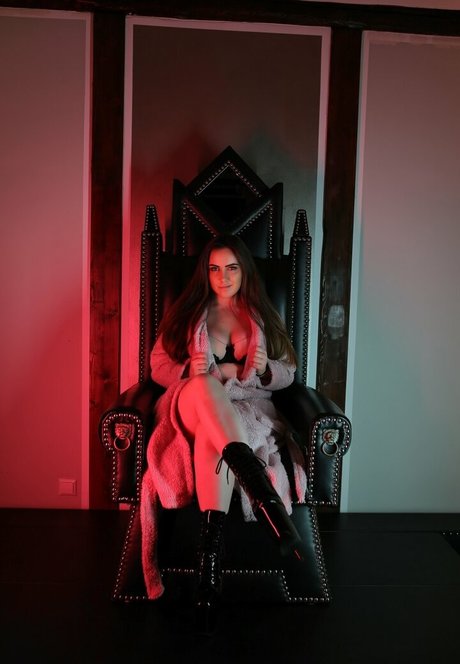 madame alaska official アートスター 写真