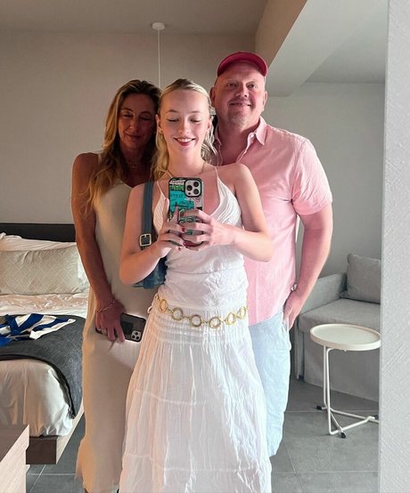 Lola Clark 女優 写真