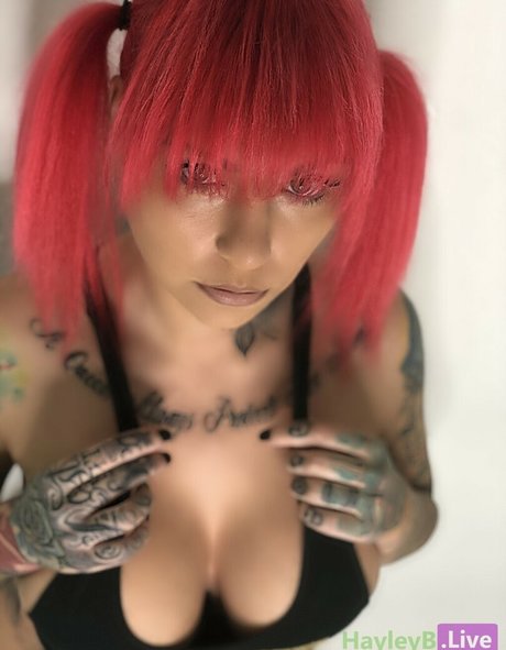 曲線美のラテン系オンリーファンズ セクシーヌード 画像