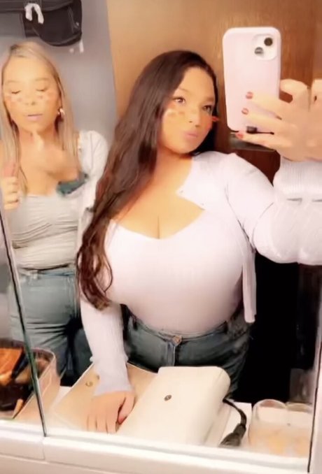 ヌーディストオンリーファンズ 美しい裸 写真