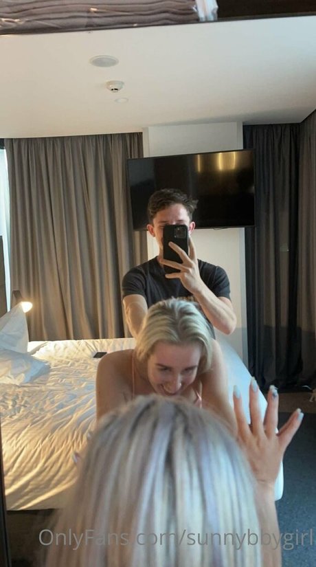 sunnybbygirl エロティックなポルノスター 写真