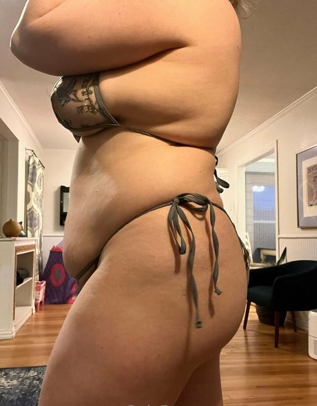 巨乳クーガーオンリーファンズ 美しい裸 写真