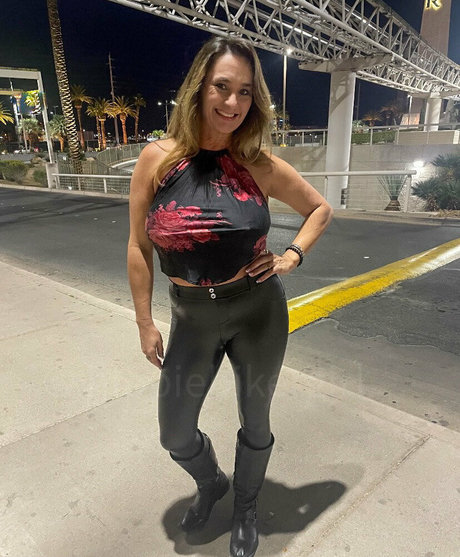 アナルファックオンリーファンズ エロチック 写真