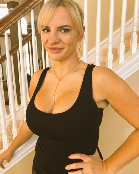 Tori Hendricz スター xxx ギャラリー