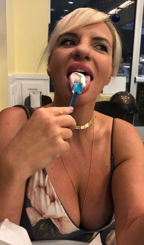 Tori Hendricz ポルノモデル 写真