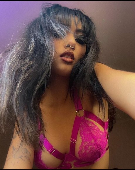 オンリーファンズでチャット セクシーヌード 写真