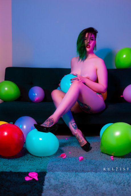 巨乳クーガーオンリーファンズ ポルノグラフィック 写真