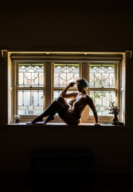 毛深い茂みオンリーファンズ ホット裸 写真