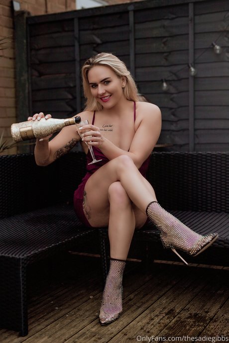 Sadie Gibbs スター 裸 画像