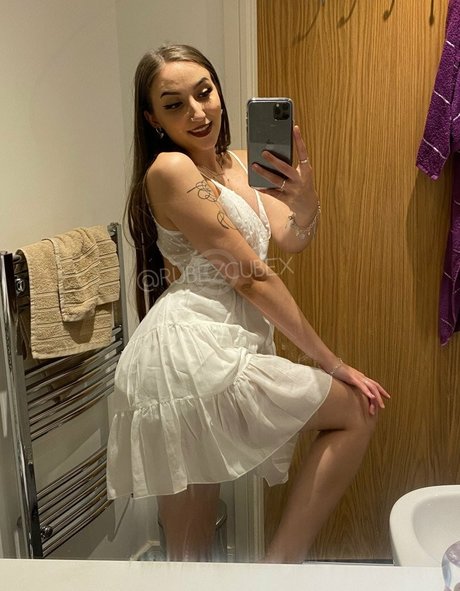 18歳のオンリーファンズ アートヌード 写真