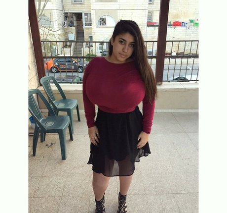 Yuval セクシーモデル 画像