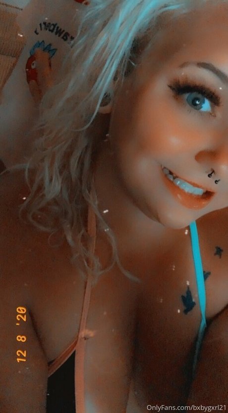金髪巨乳オンリーファンズ ポルノ 写真