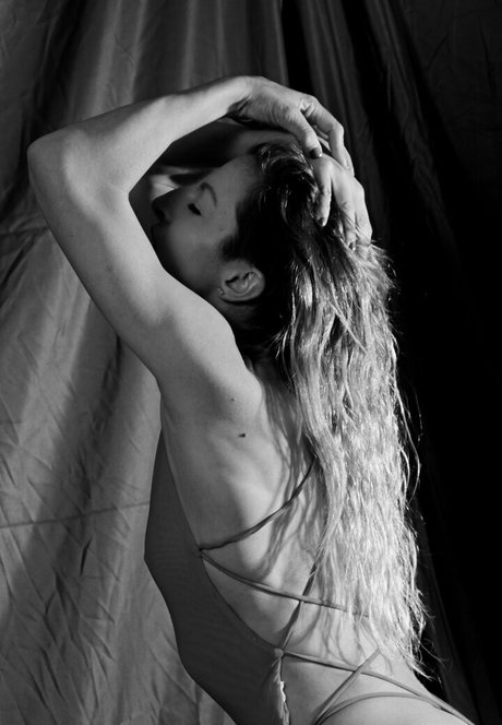 loracr0ss 独占女優 画像