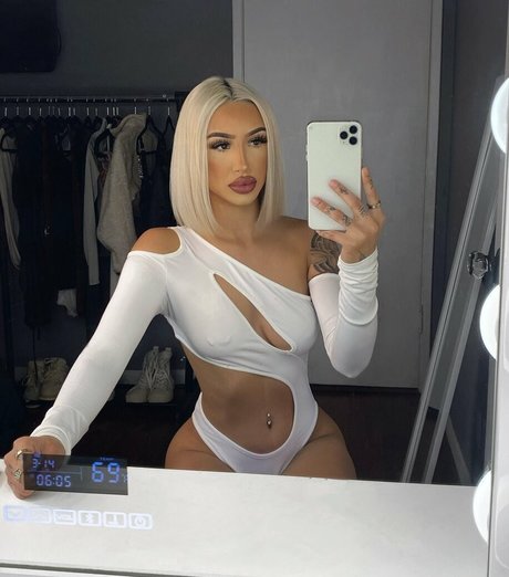 太ったお母さんオンリーファンズ アートヌード ギャラリー