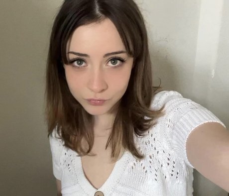 Kelsey Grzybowski ヌードモデル 画像