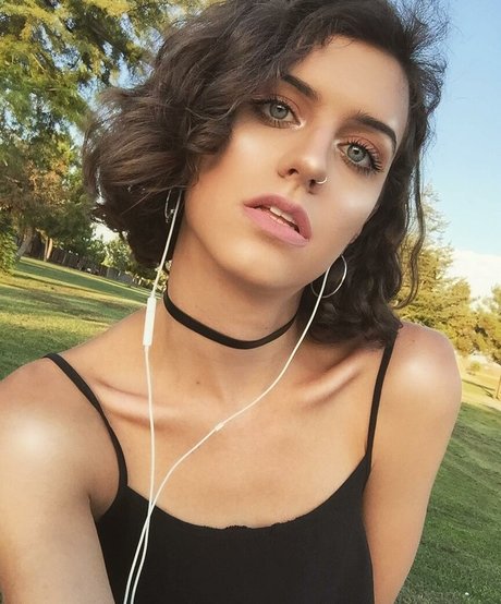 SophieSommers 裸のモデル 写真