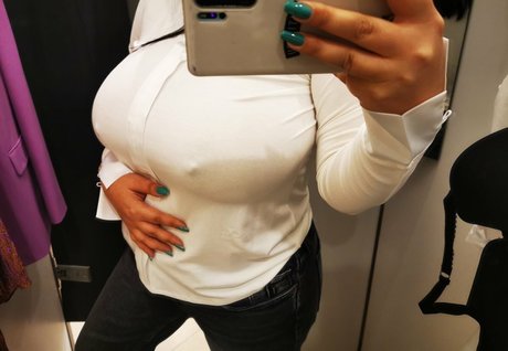 小さいペニスのオンリーファンズ セクシー 写真