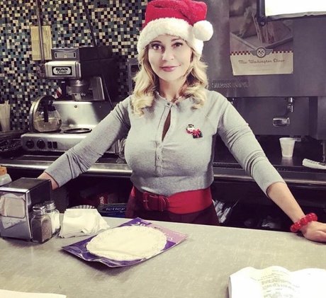 Tara Strong アート女優 写真
