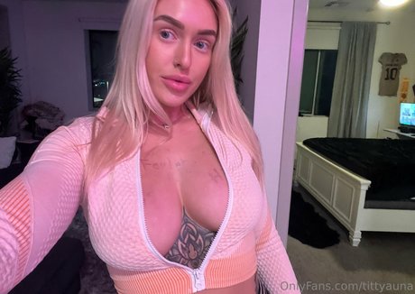 tittyauna エロティックなスター 写真