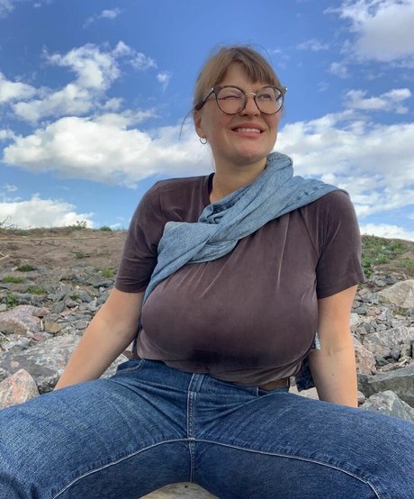 ヌードの若いオンリーファンズ ホット 写真